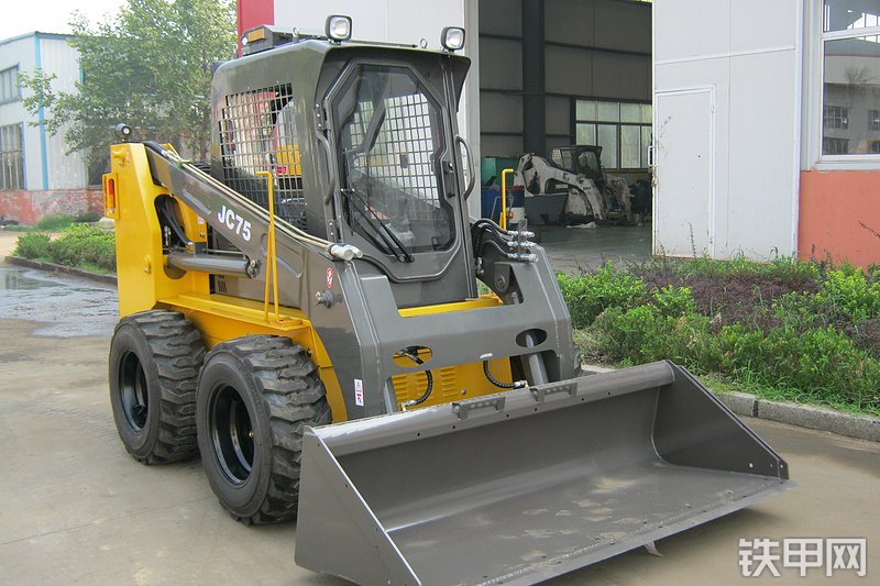 泰安鲁岳jc75s轮式滑移装载机
