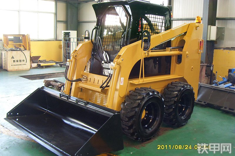 泰安鲁岳jc65gh轮式滑移装载机