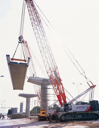 中聯(lián)重科 QUY180 起重機(jī)圖片