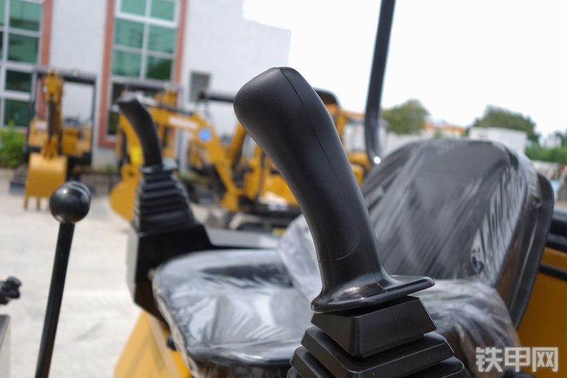 驭工YG30-9X挖掘机局部