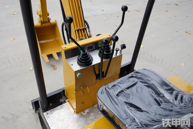 驭工YG15-8挖掘机局部