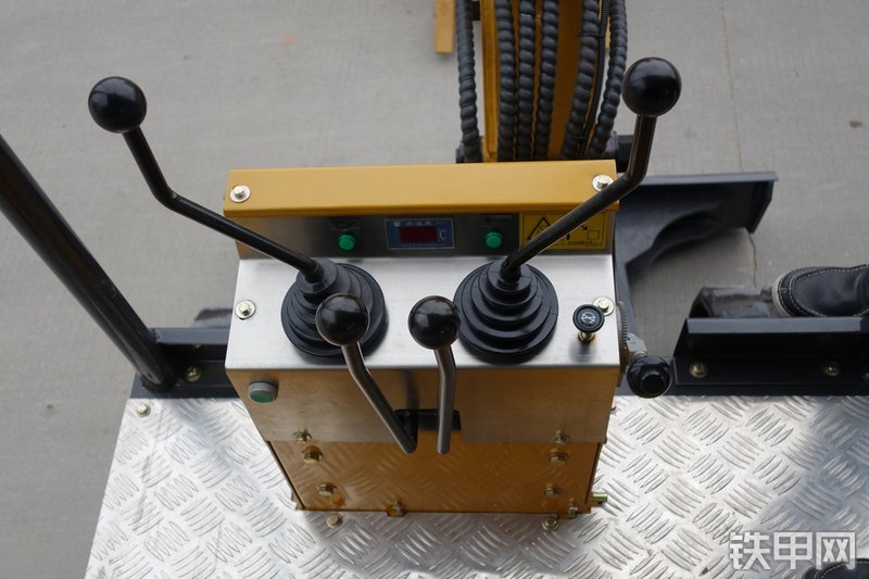 驭工YG22-9X挖掘机局部