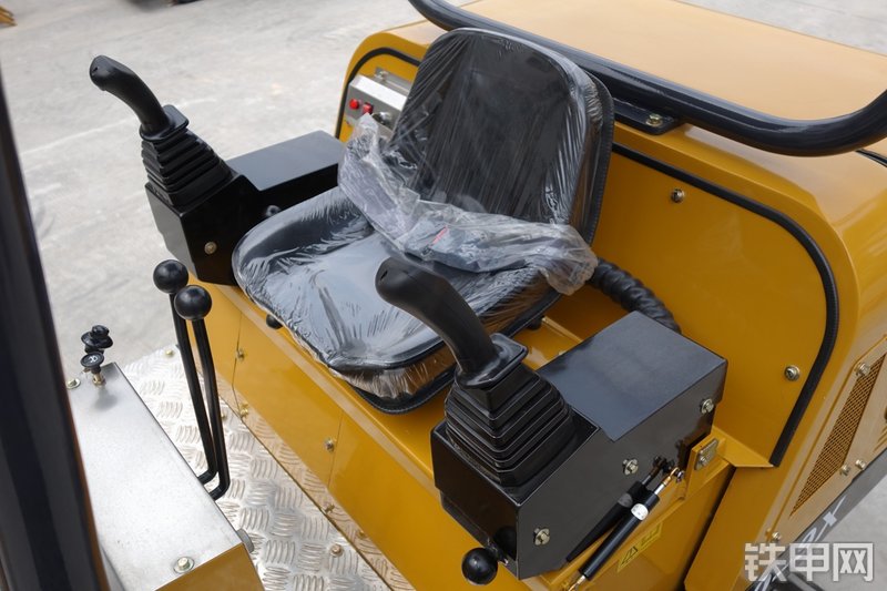 驭工YG30-9X挖掘机局部