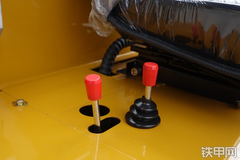 驭工YG15-8挖掘机局部