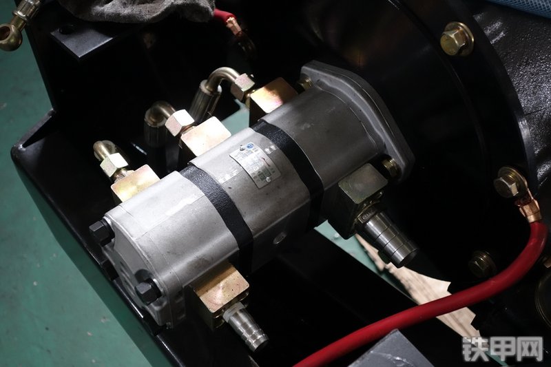 驭工YG15-8挖掘机局部