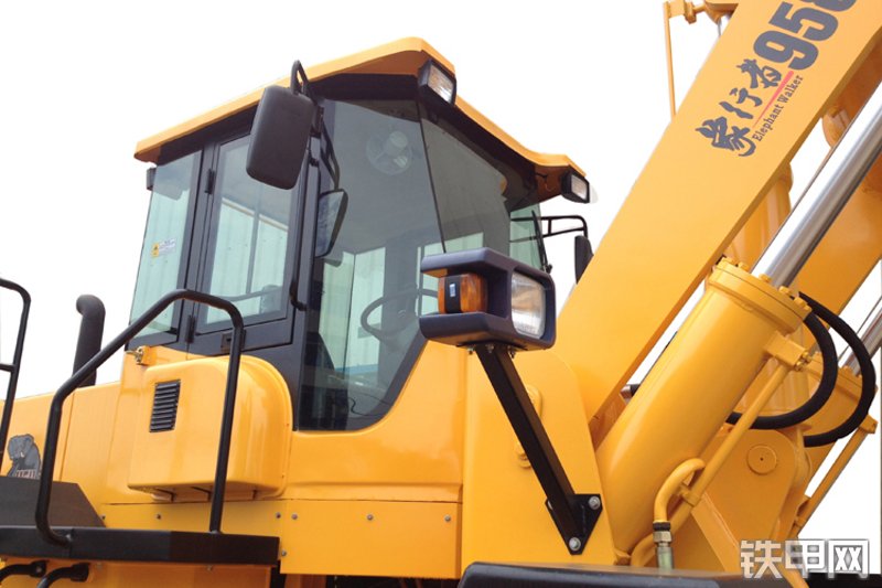 闽工MGM958装载机整机外观