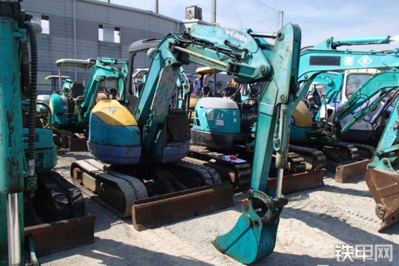 久保田RX-302挖掘机整机外观