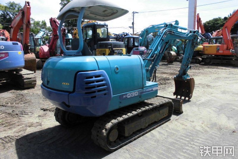 久保田K-030挖掘机整机外观