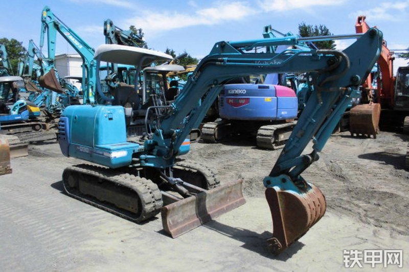 久保田K-030挖掘机整机外观