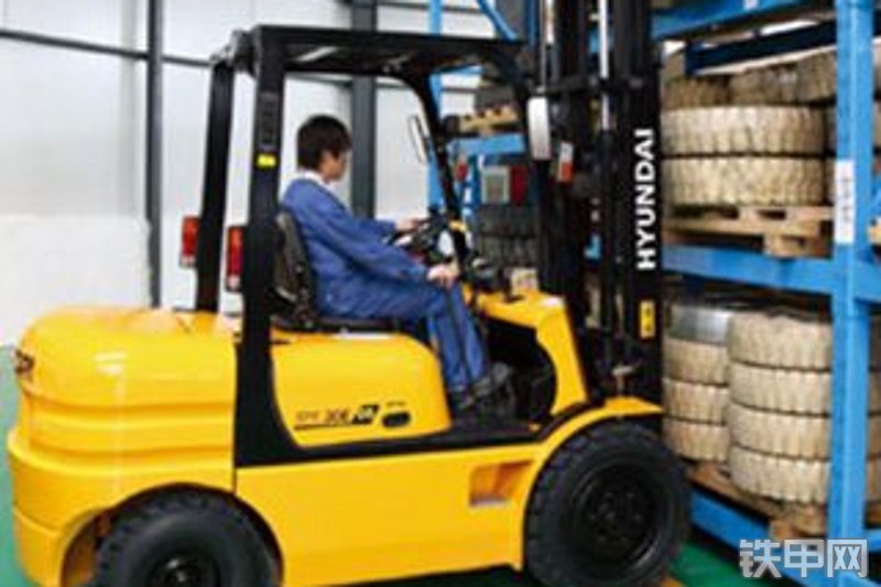 现代cpc30e-08内燃式叉车