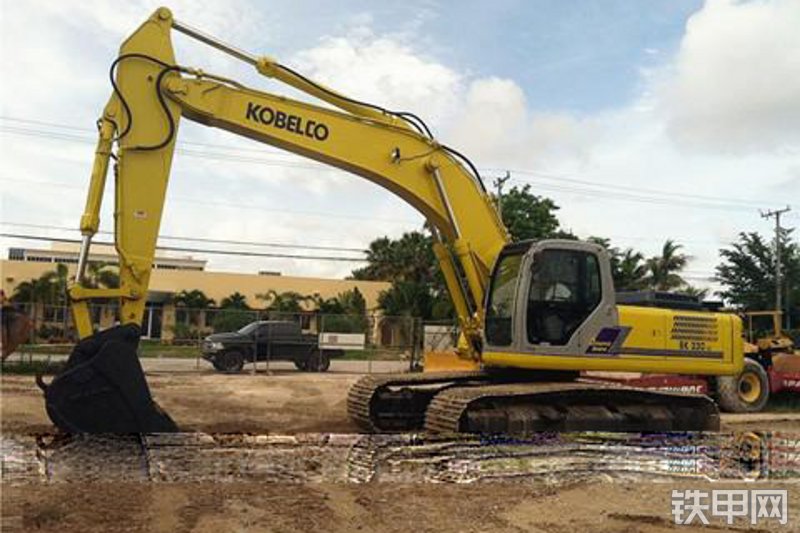 神钢SK330-6挖掘机整机外观