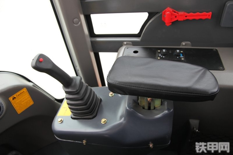 英轩重工YX638装载机局部