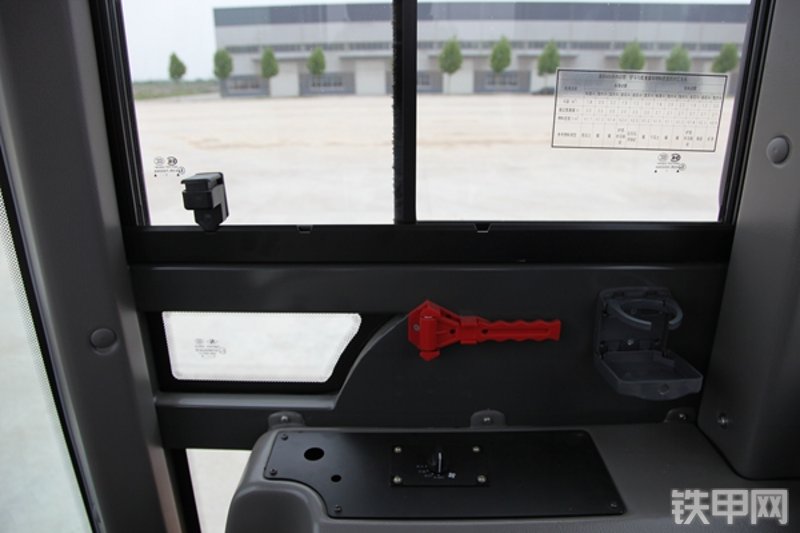 英轩重工YX635装载机局部