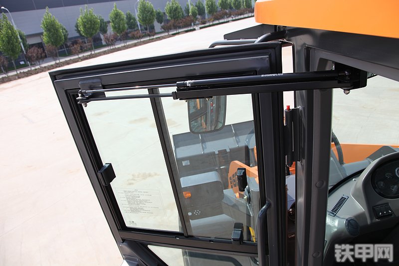 英轩重工YX655装载机局部