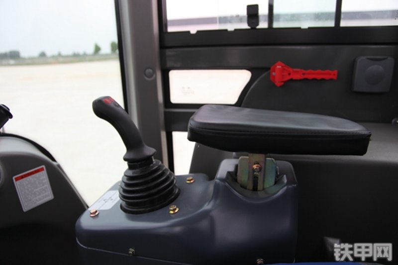 英轩重工YX636装载机局部