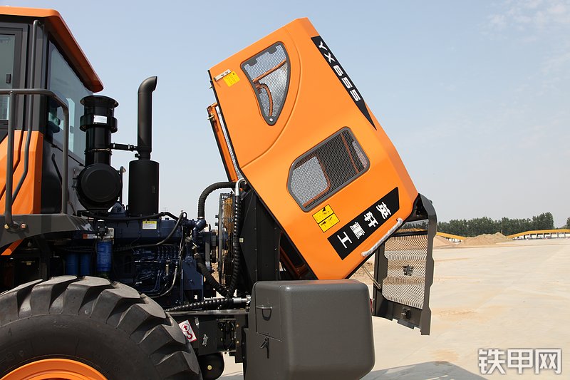 英轩重工YX655装载机局部