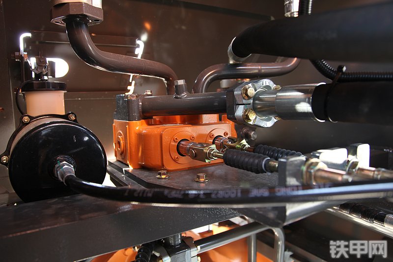 英轩重工YX655装载机局部