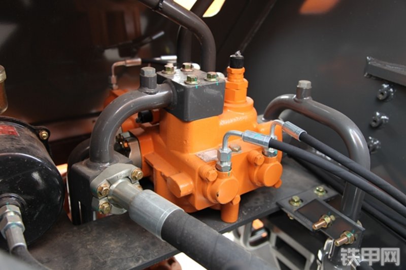 英轩重工YX638装载机局部