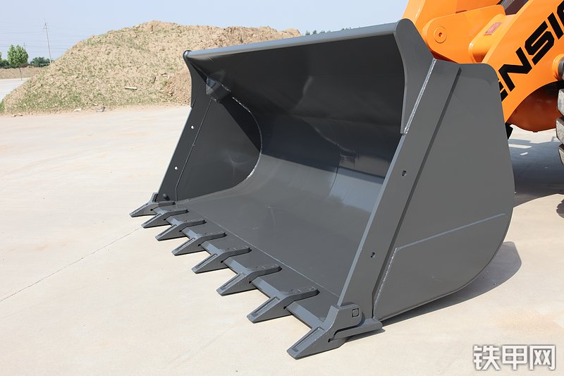 英轩重工YX655装载机局部