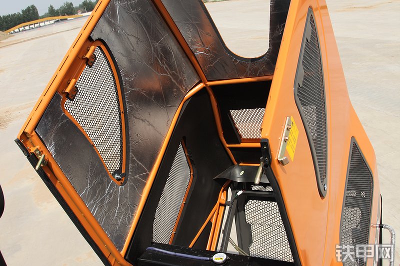 英轩重工YX655装载机局部