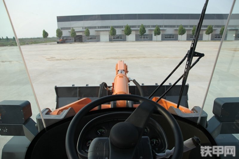 英轩重工YX653装载机局部