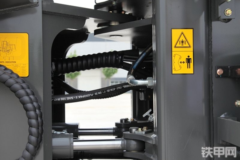 英轩重工YX638装载机局部