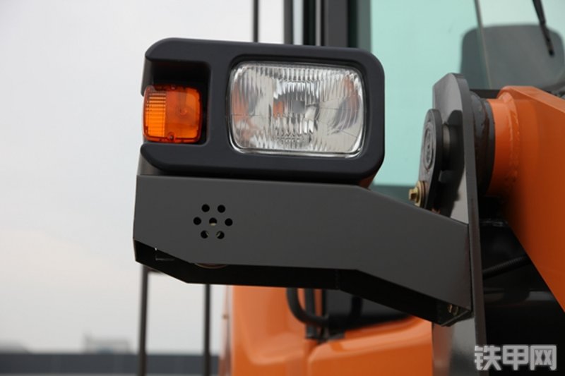 英轩重工YX635装载机局部