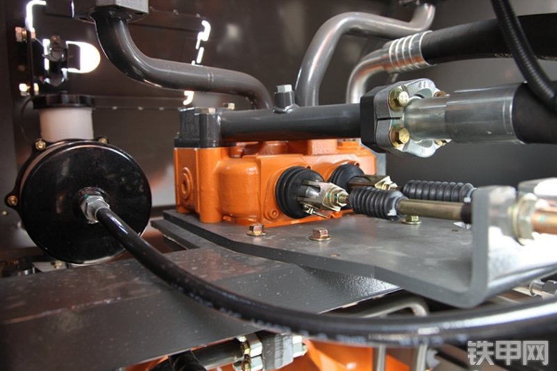 英轩重工YX653装载机局部