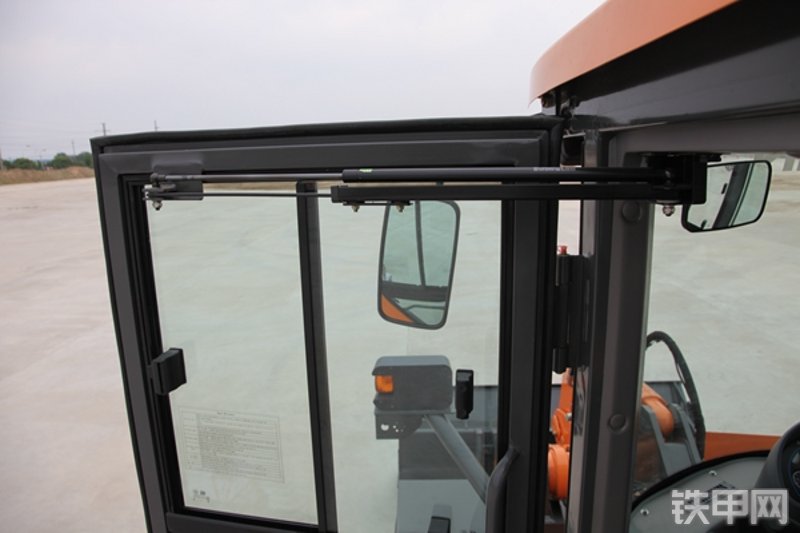 英轩重工YX638装载机局部