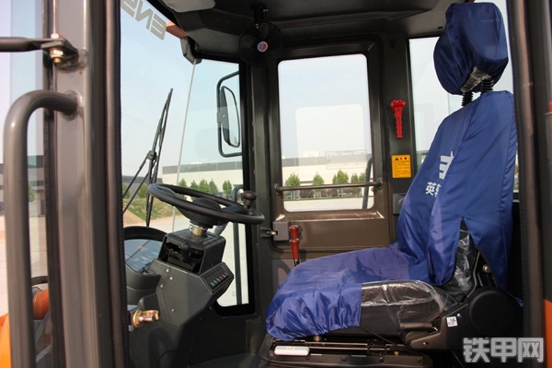 英轩重工YX653装载机局部