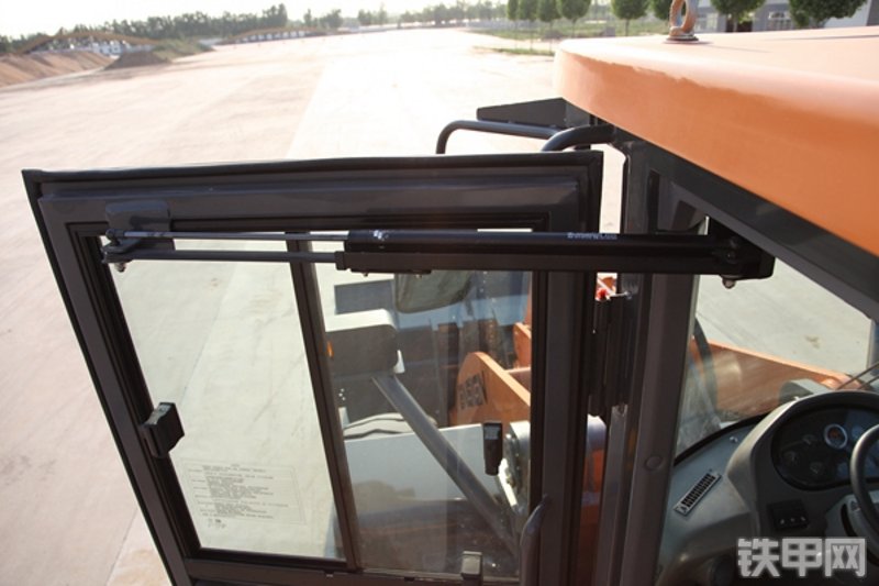 英轩重工YX656装载机局部