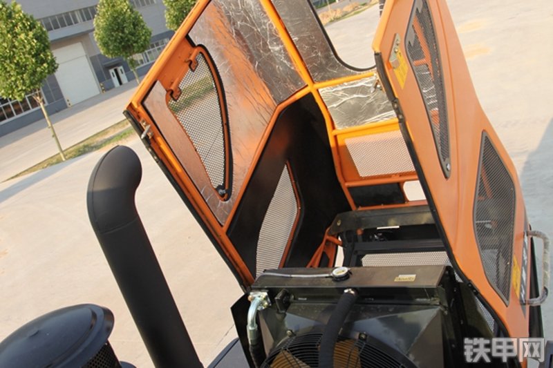 英轩重工YX656装载机局部