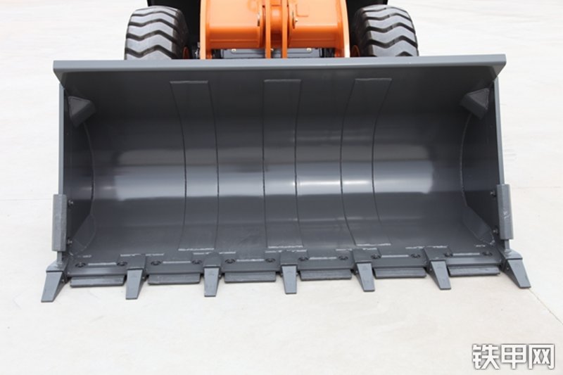 英轩重工YX638装载机局部