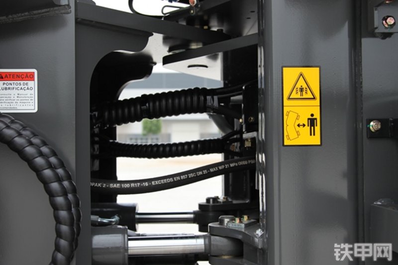 英轩重工YX636装载机局部