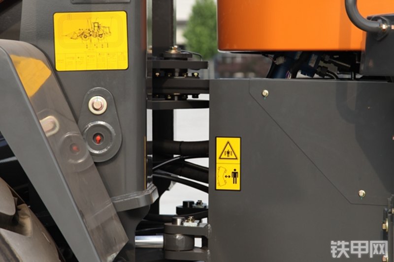 英轩重工YX653装载机局部