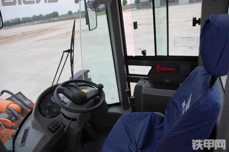 英轩重工YX635装载机局部