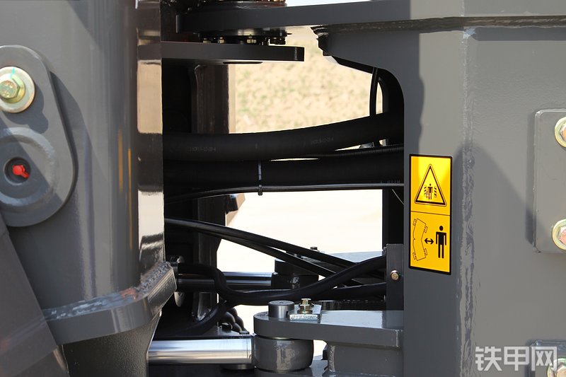 英轩重工YX655装载机局部