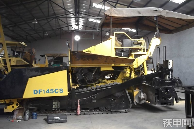 德马格df140cs履带式沥青摊铺机