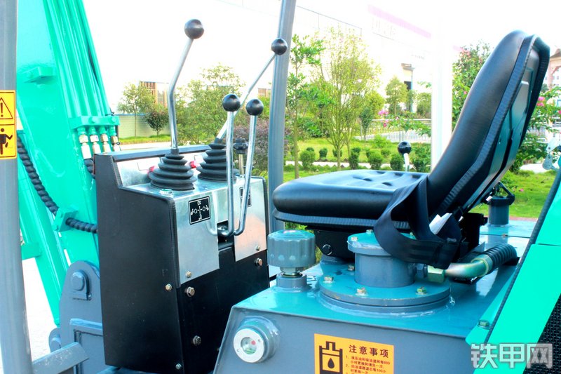 德力DL22-8挖掘机局部