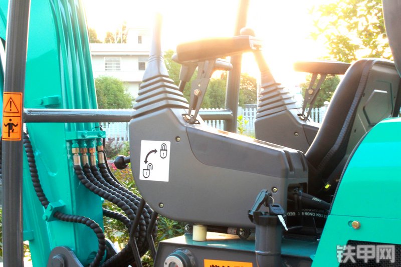 德力DL22-9挖掘机局部