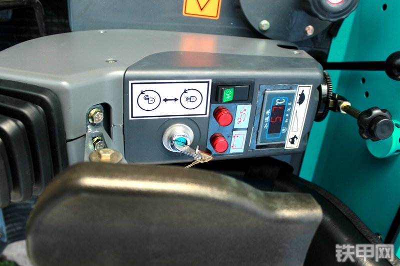 德力DL15-9挖掘机局部