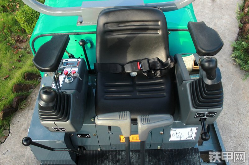 德力DL15-9挖掘机局部