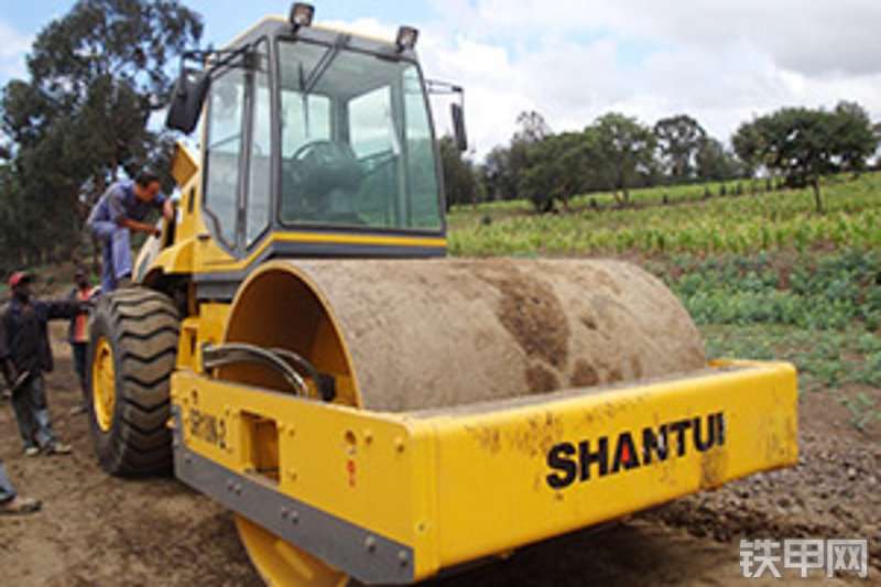 山推sr18m-2单钢轮压路机