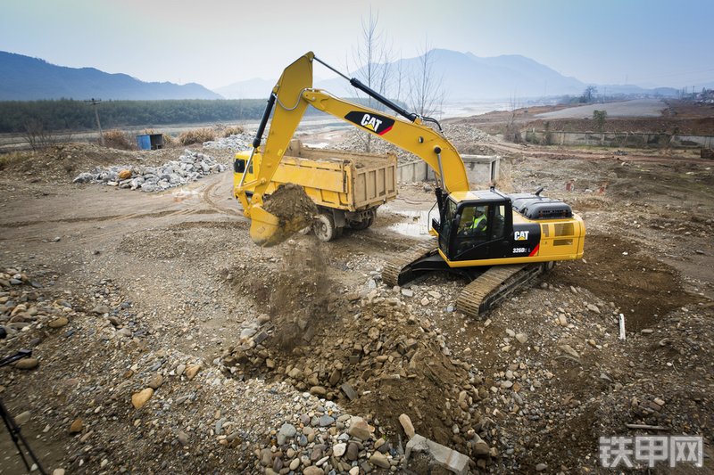 卡特彼勒CAT®326D2 L 液压挖掘机整机外观