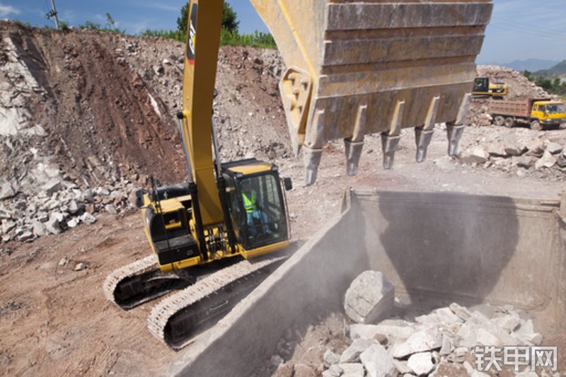 卡特彼勒323D2L挖掘机局部