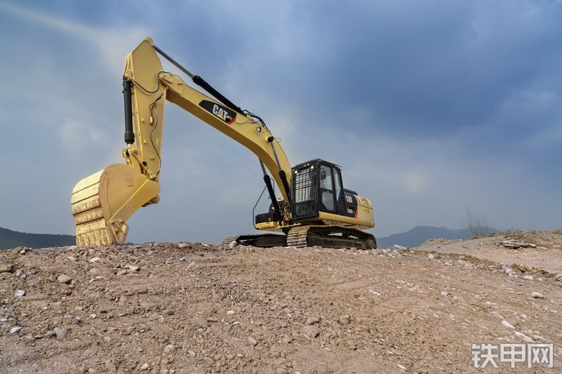 卡特彼勒CAT®326D2 L 液压挖掘机整机外观