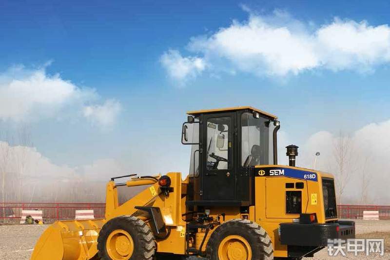 山工SEM618D装载机整机外观
