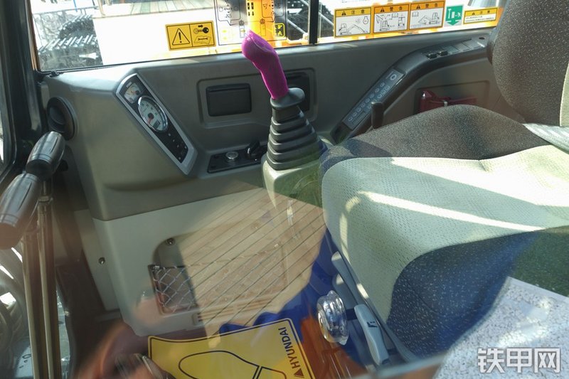 现代R66VS挖掘机局部