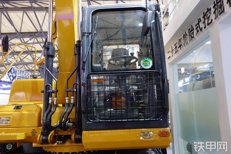 恒特重工HTL130挖掘机局部