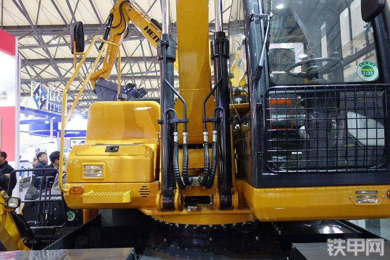 恒特重工HTL130挖掘机局部